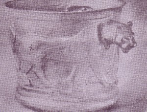 شیر بر جام زر کلاردشت، نقش گردونه مهر بر ران شیر دیده می شود. شیر جانور شکوهمندی نزد ایرانیان بوده است